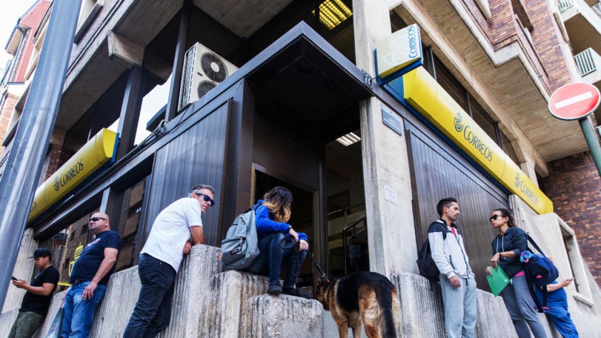 Llargues cues a Correus espanyols per manca de personal