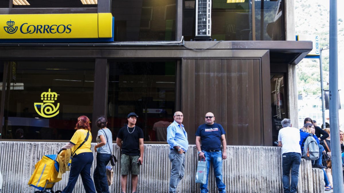 Llargues cues a Correus espanyols per manca de personal