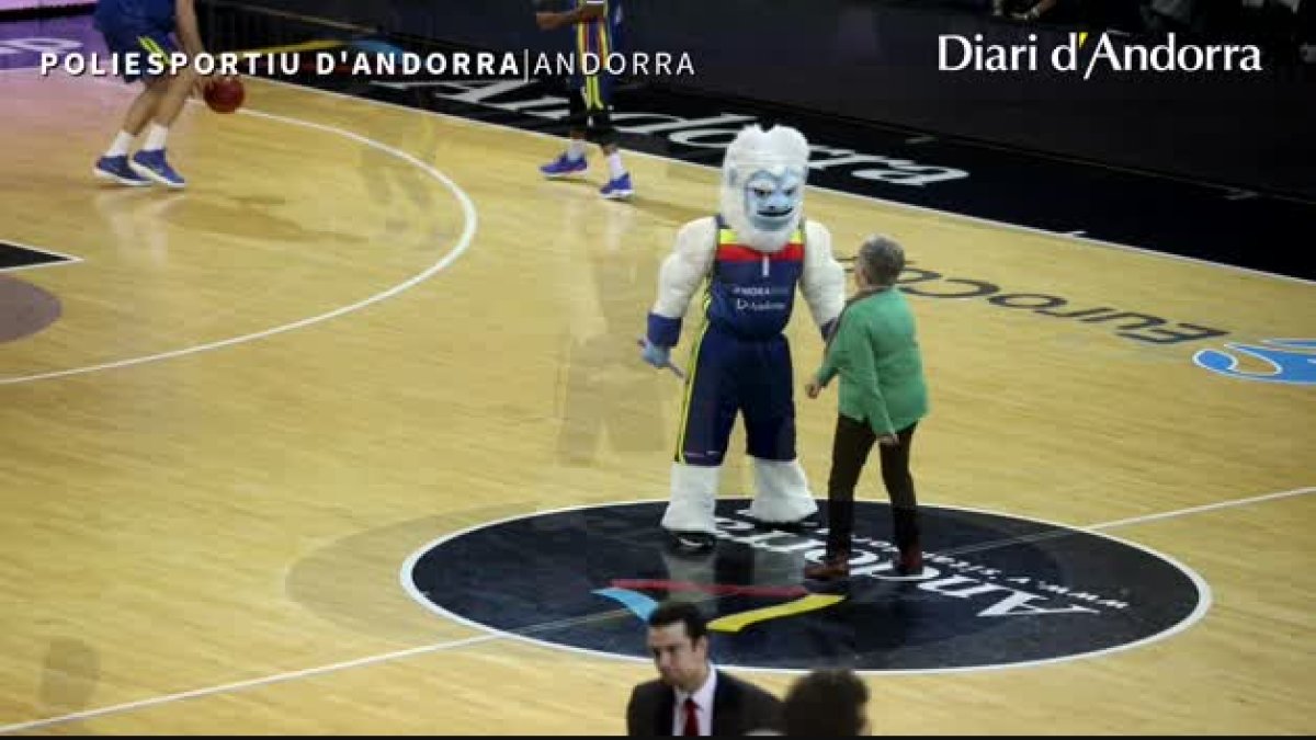 Brut balla amb una espectadora