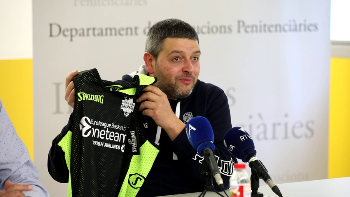 El MoraBanc transmet els valors del bàsquet a 11 presos de la Comella