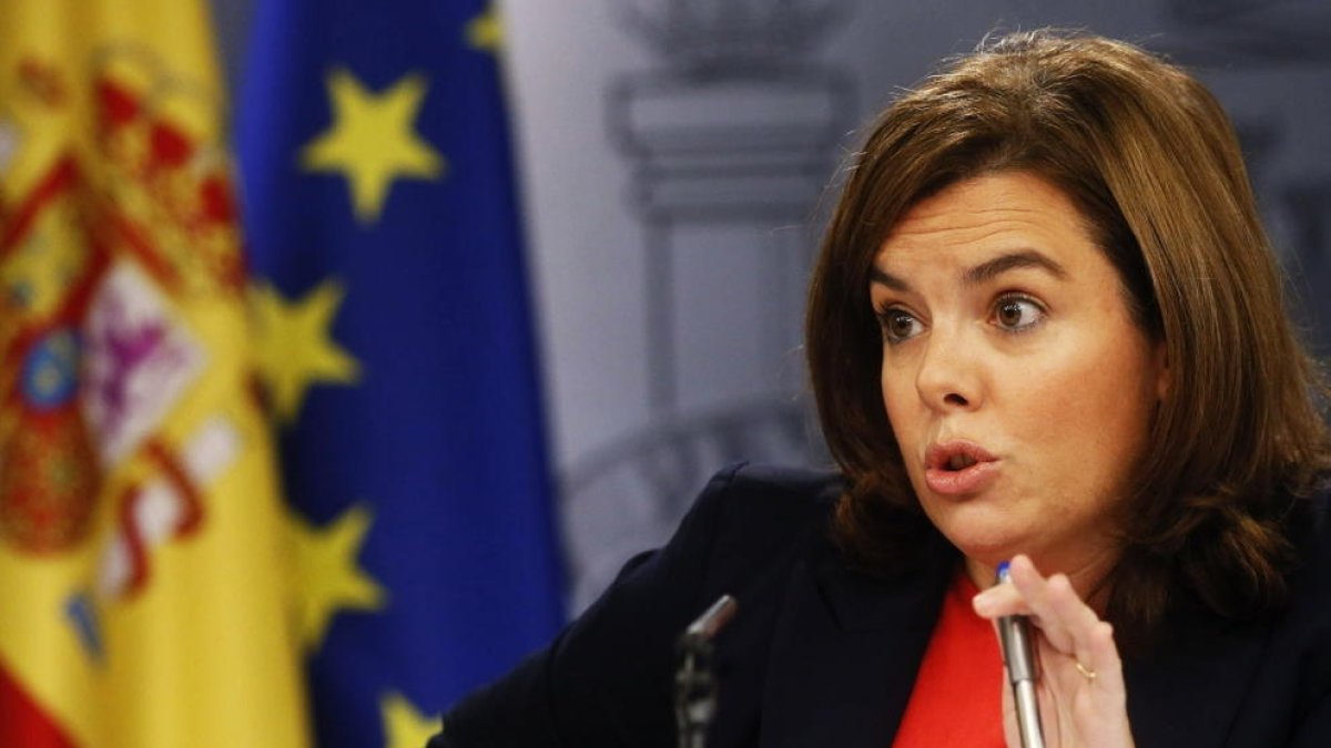 Sáenz de Santamaría comunica a Casado que abandona la política