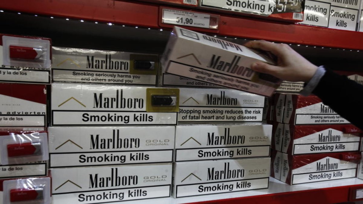 Els ingressos per la taxa del tabac creixen per quart mes consecutiu