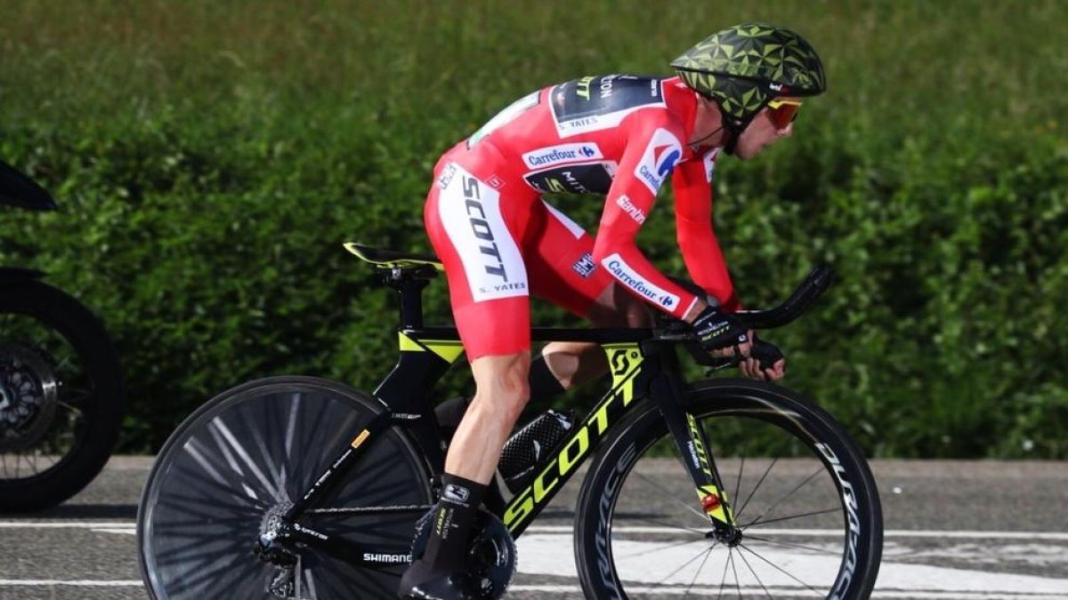 Dennis guanya la 'crono' i Simon Yates és més líder