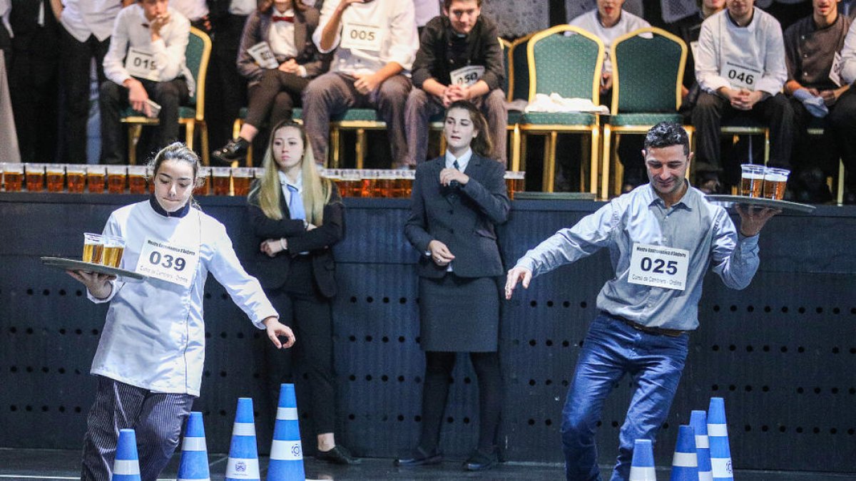 Una cinquantena de cambrers demostren les seves habilitats