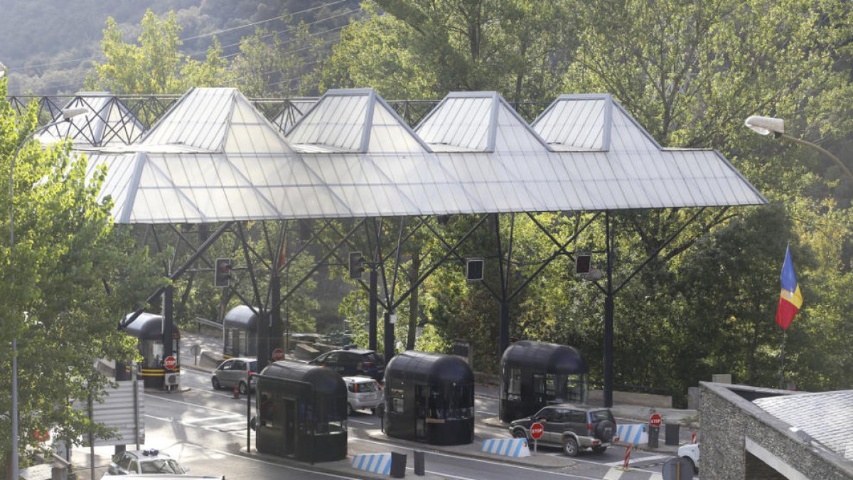 Detingut un resident per entrar 76 grams de 'coca'