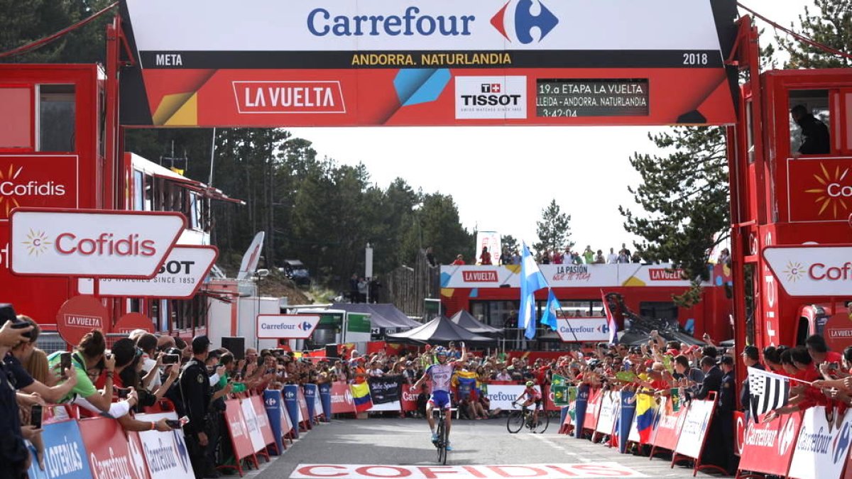 El francès Thibaut Pinot arriba primer al Coll de la Rabassa