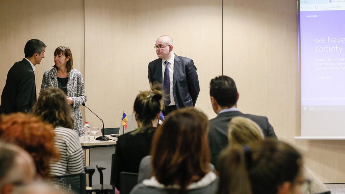 Govern ensenya al personal el nou model d'administració digital estonià