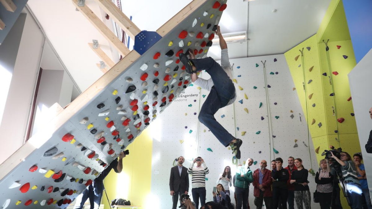 El comú inaugura el nou rocòdrom de Fiter i Rossell