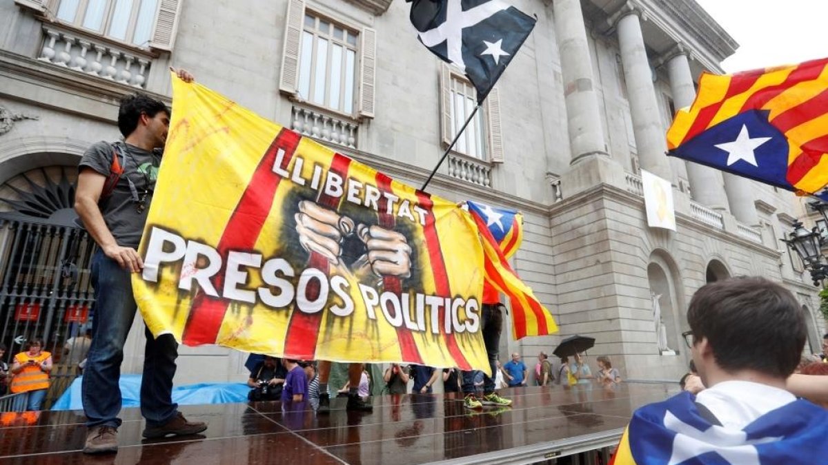 Els CDR impedeixen l'entrada a Sant Jaume d'activistes contraris al català