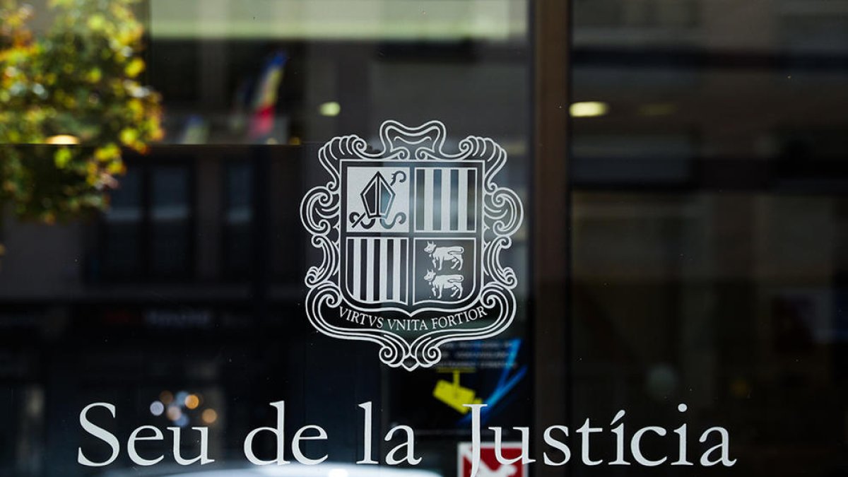 Suspenen un judici per abús perquè l'acusat està expulsat