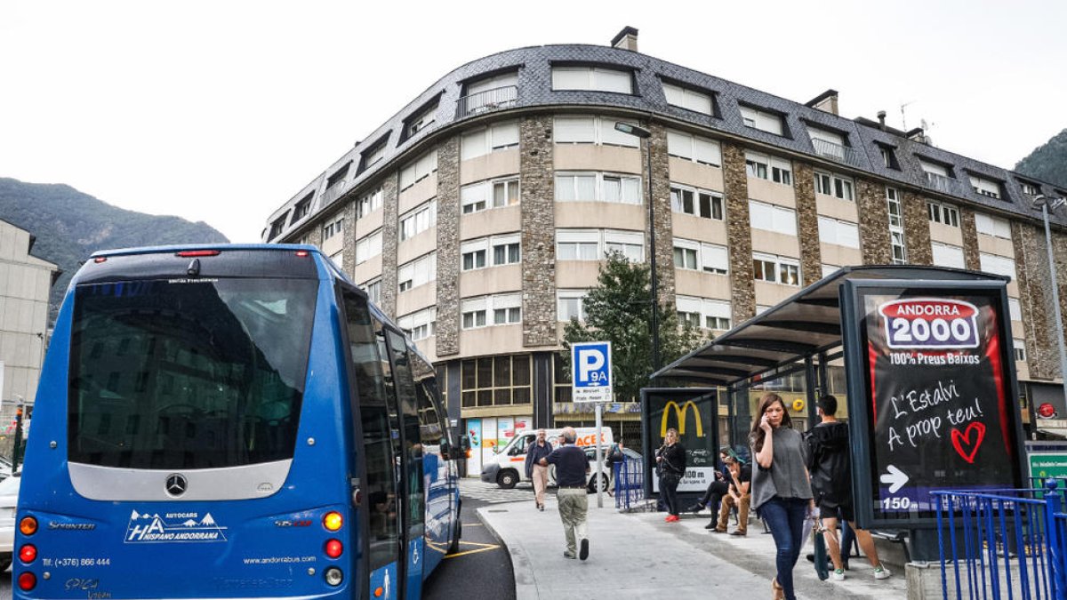 La parada de bus del pàrquing del Parc Central, operativa