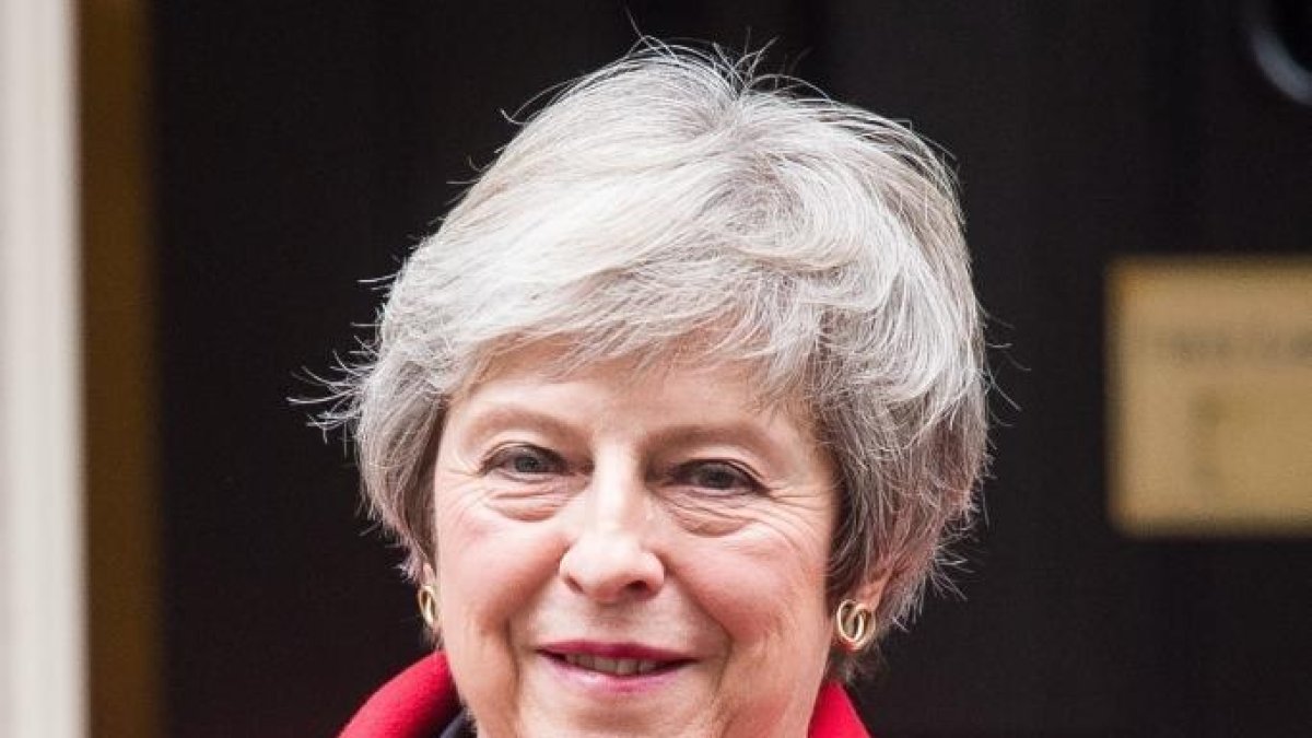 May s'aferra a l'acord del Brexit enmig de crítiques i dimissions