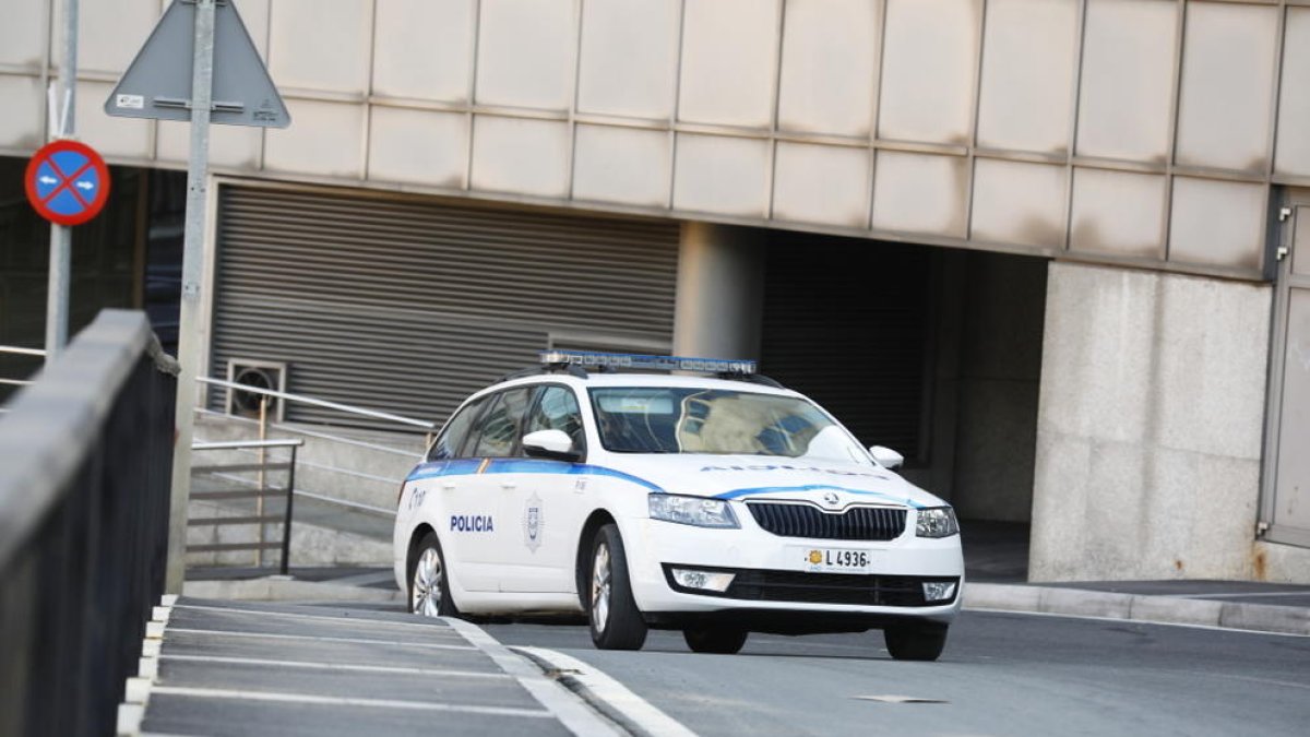 Detingut per mossegar un policia a un dit mentre el controlava