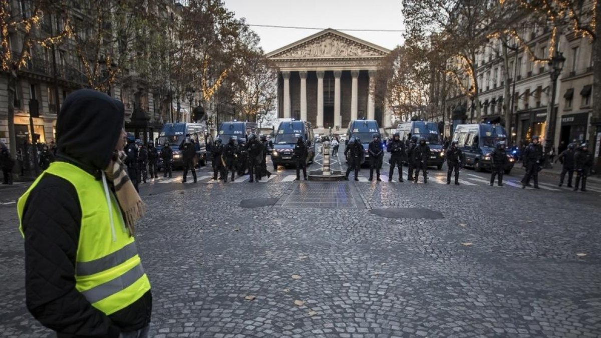 Els 'armilles grogues' bloquegen l'accés a tres dipòsits de combustible