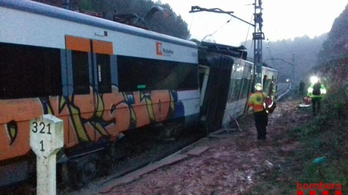 Un mort i 41 ferits lleus en un descarrilament de Rodalies