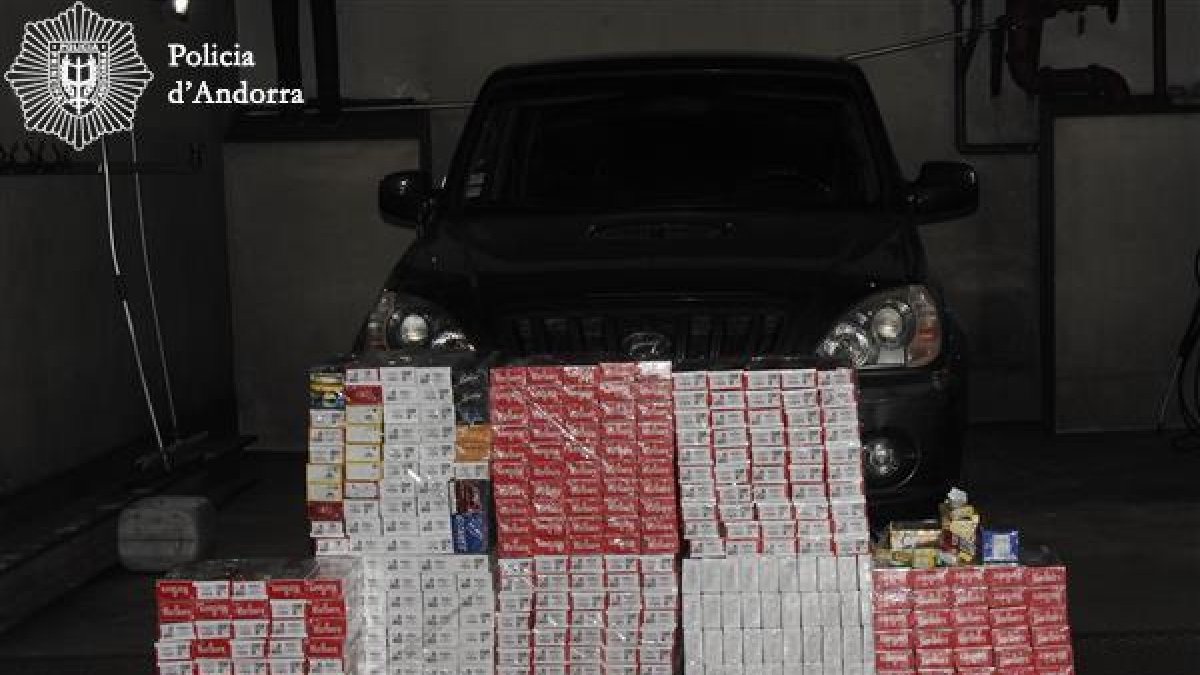 Detenen el gerent d'una botiga de la capital i dos clients per contraban