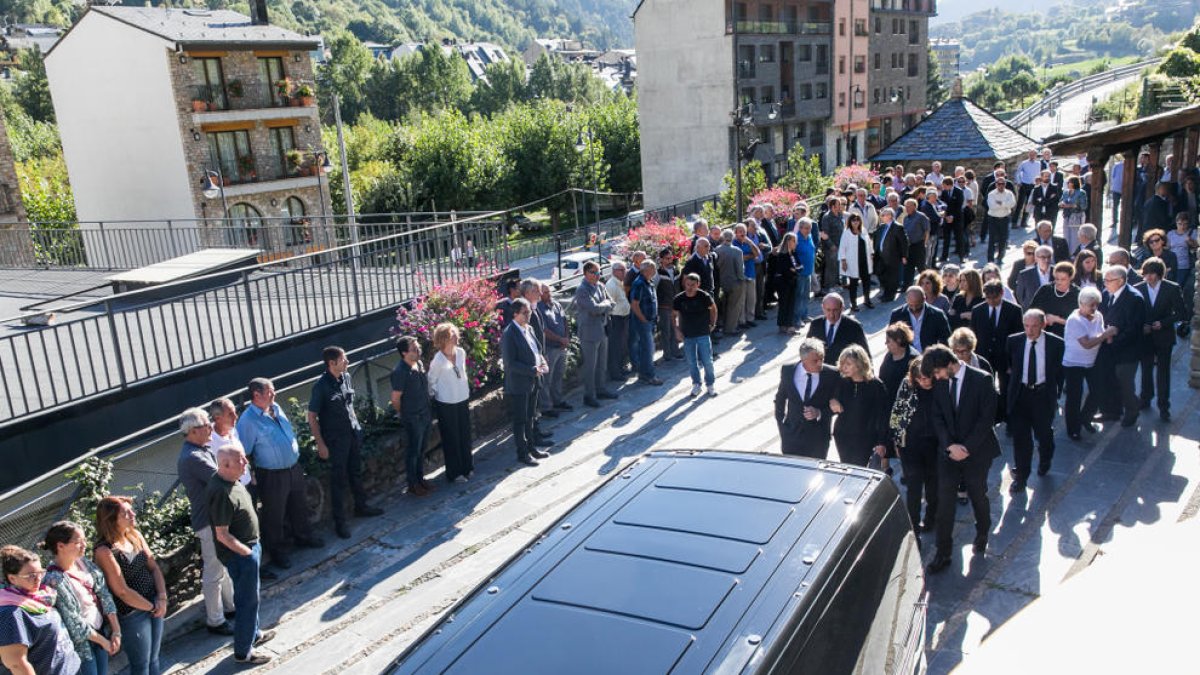 Cerimònia a Encamp per al comiat a Maria Moles Pasques