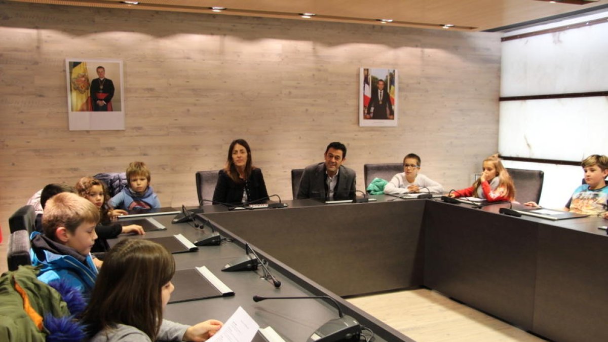 Mortés i Riba ensenyen  a 38 infants què fan els polítics