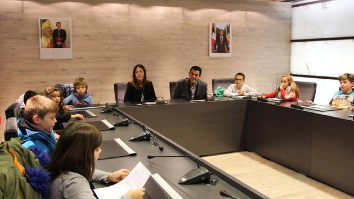 Mortés i Riba ensenyen a 38 infants què fan els polítics