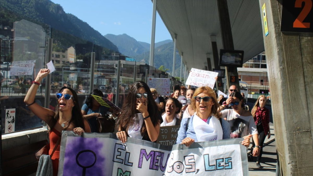 Una quarantena de manifestants per l'avortament