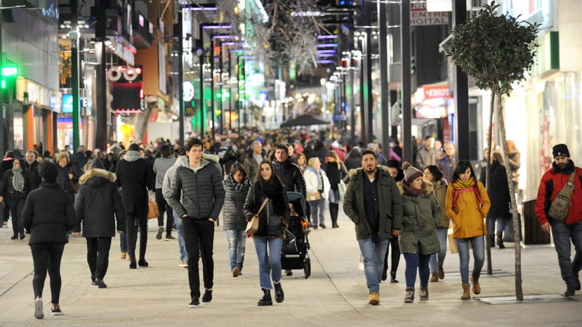 Cues de fins a set quilòmetres per entrar des del riu Runer