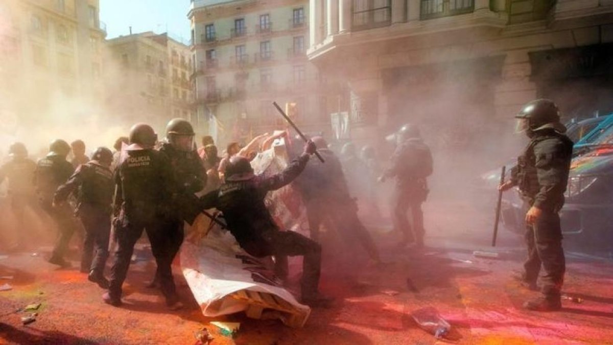 Enfrontaments entre mossos i independentistes a Barcelona