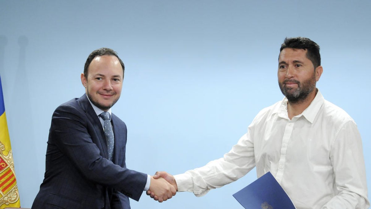 El ministre d'Interior, Xavier Espot, i el director general de Desplom, Ciro Rafael Leguizamón, durant la signatura