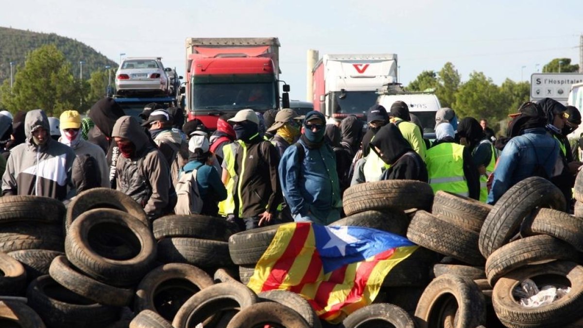 Els CDR tallen carrers, carreteres i vies de l'AVE per reivindicar l'1-O