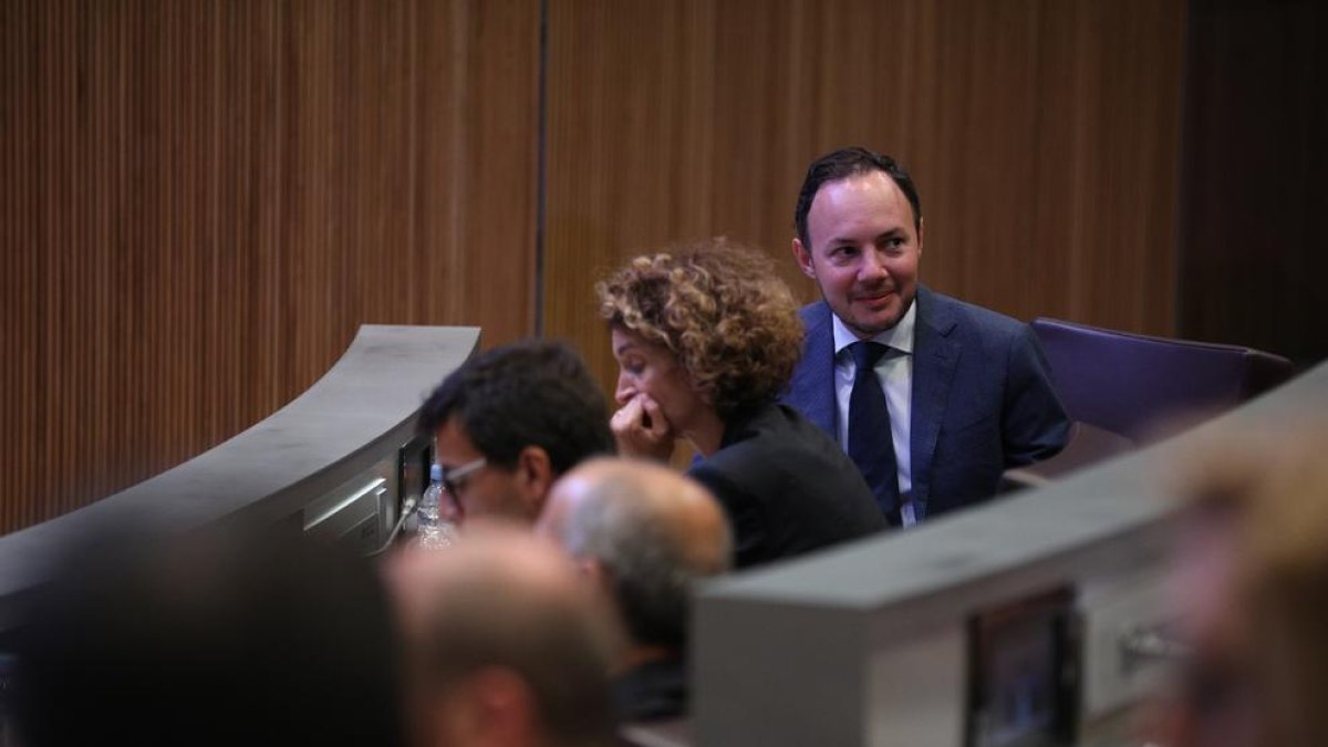 Espot apunta que un metge pot derivar però no induir una pacient als països veïns per avortar