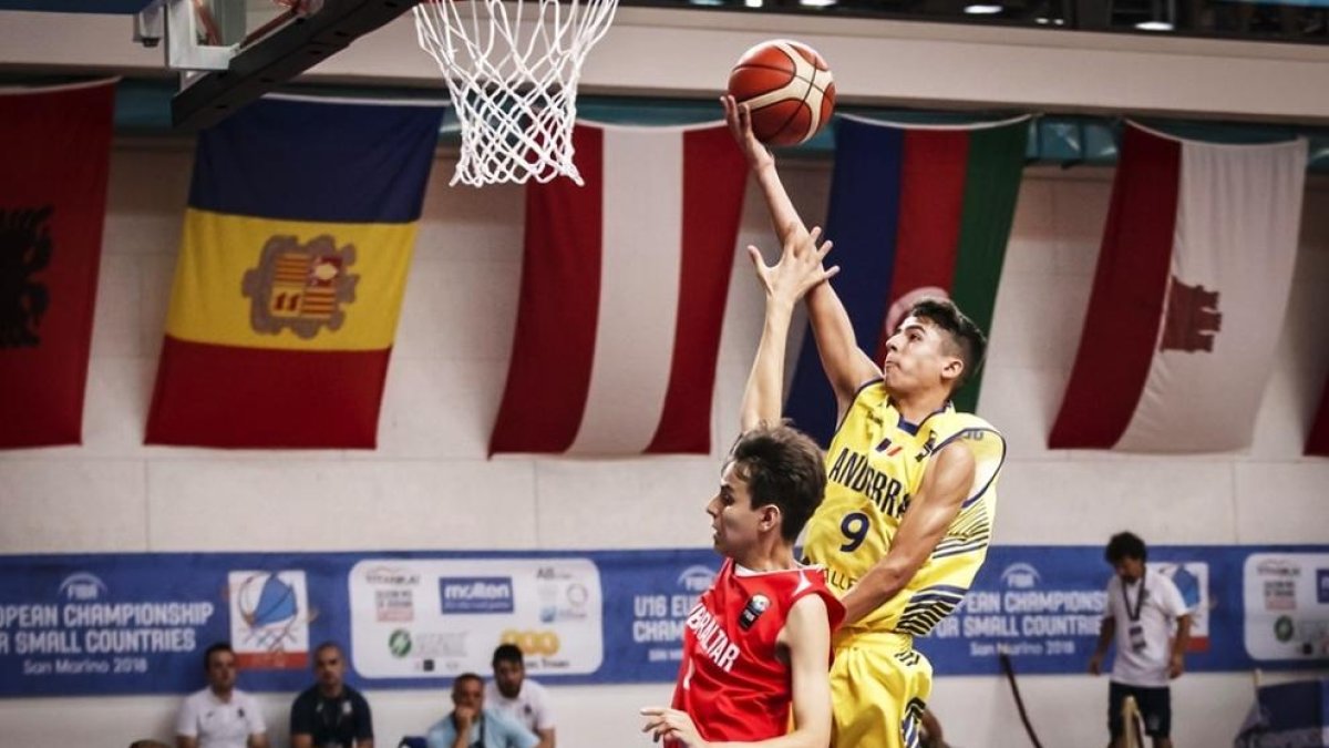 La sub-16 obre l'Europeu arrasant (104-31)