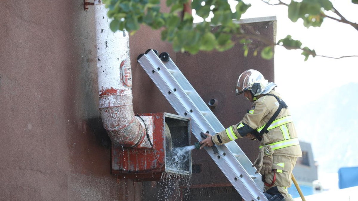 Incendi a la cuina d'un restaurant d'Escaldes