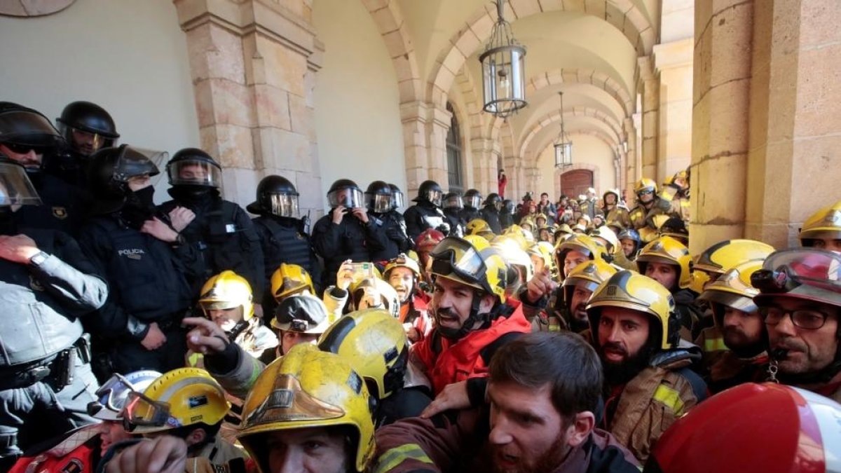 Jornada de vaga de metges, docents i bombers contra les retallades