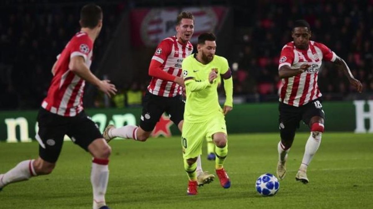 Messi i Piqué tomben el PSV i segellen el primer lloc del grup (1-2)