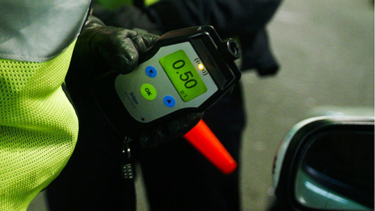 Un agent realitzant un test d'alcoholèmia