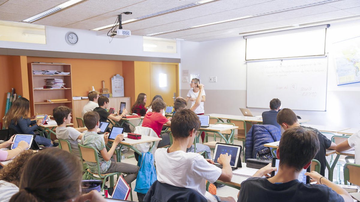 Alumnes de segona ensenyança d'Ordino utilitzant les tauletes digitals per fer les activitats