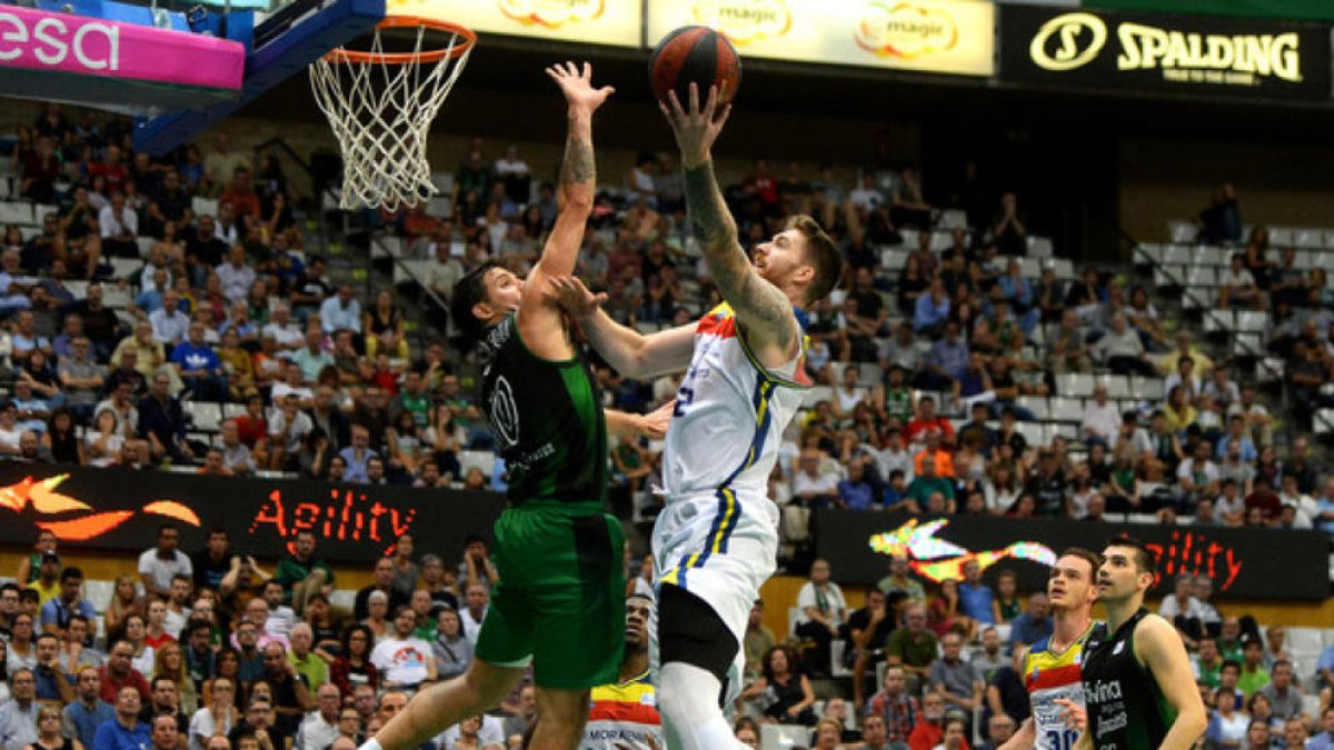 Un gran MoraBanc assalta l'Olímpic . (65-75)