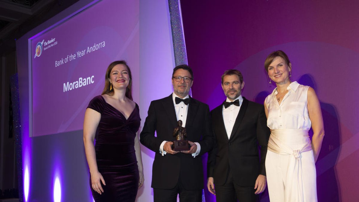 El president de MoraBanc, Pedro González Grau, i el director general de MoraBanc, Lluís Alsina, recullen el premi Banc de l'any