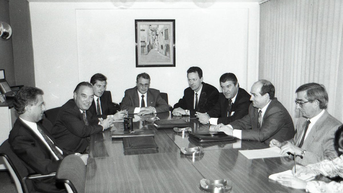 Entrega d'un xec solidari de l'ABA el maig del 1992 a l'escola de Meritxell