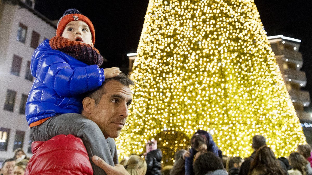 El comú encén els llums de Nadal amb un arbre gegant