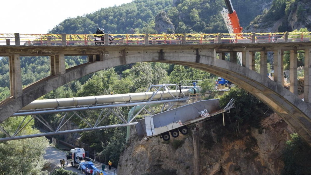 Mor un camioner en caure pel pont a Oliana