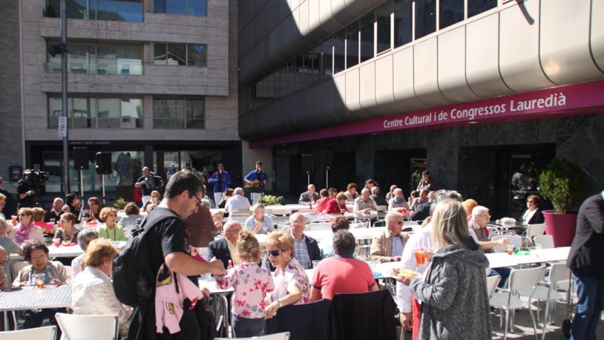 Vila nega problemes dins el comú