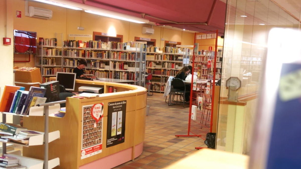 Tanca la biblioteca per treballs de manteniment