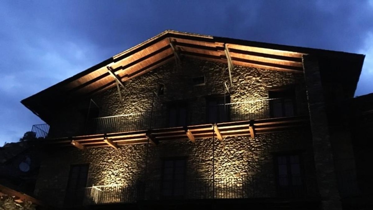 Il·luminada, però buida