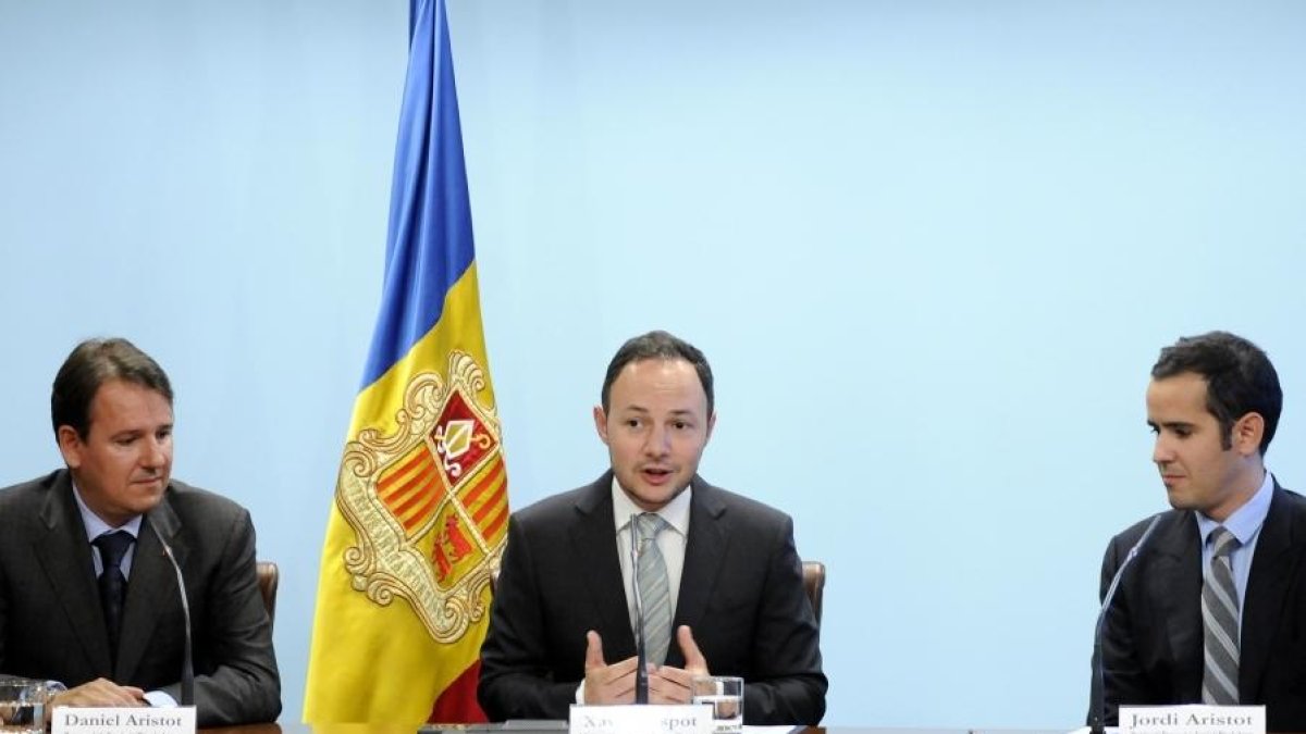 Els representants de la Fundació Privada Armor, Jordi i Daniel Aristot Borras, amb el ministre Xavier Espot