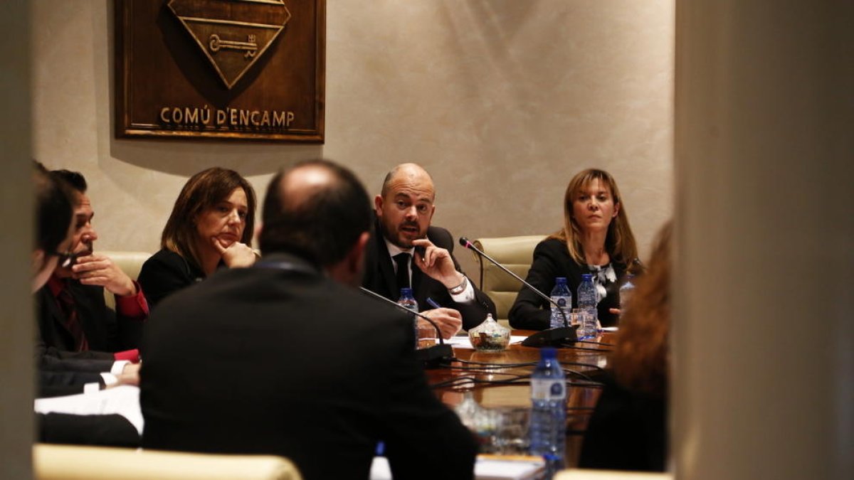 El comú nega haver encarregat l'estàtua a la directora de Cultura