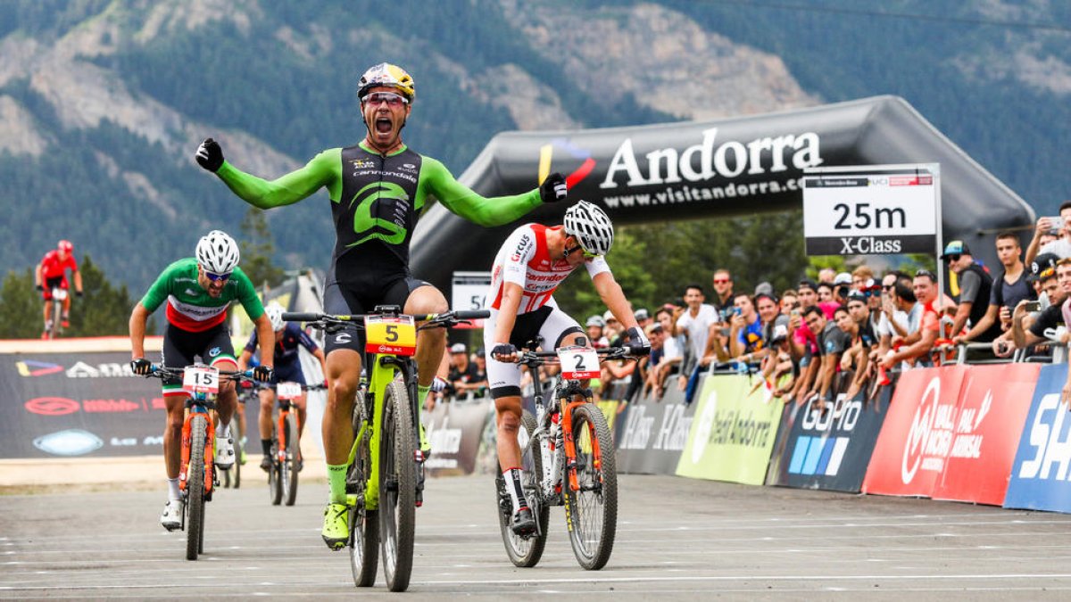 El brasiler Henrique Avancini i la suïssa Alessandra Keller guanyen la prova