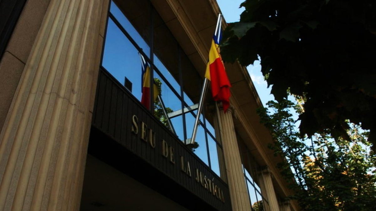 Una dona demana revocar una ordre d'allunyament