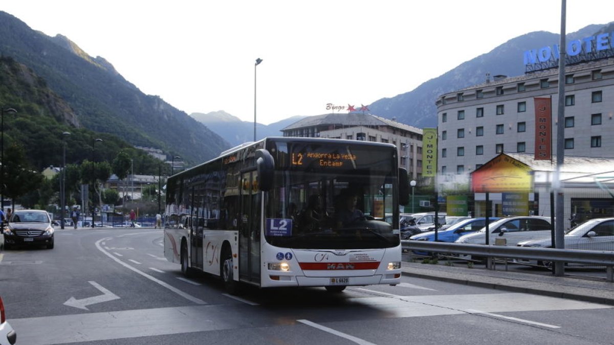 Jover espera solucionar les queixes de pares pel transport públic