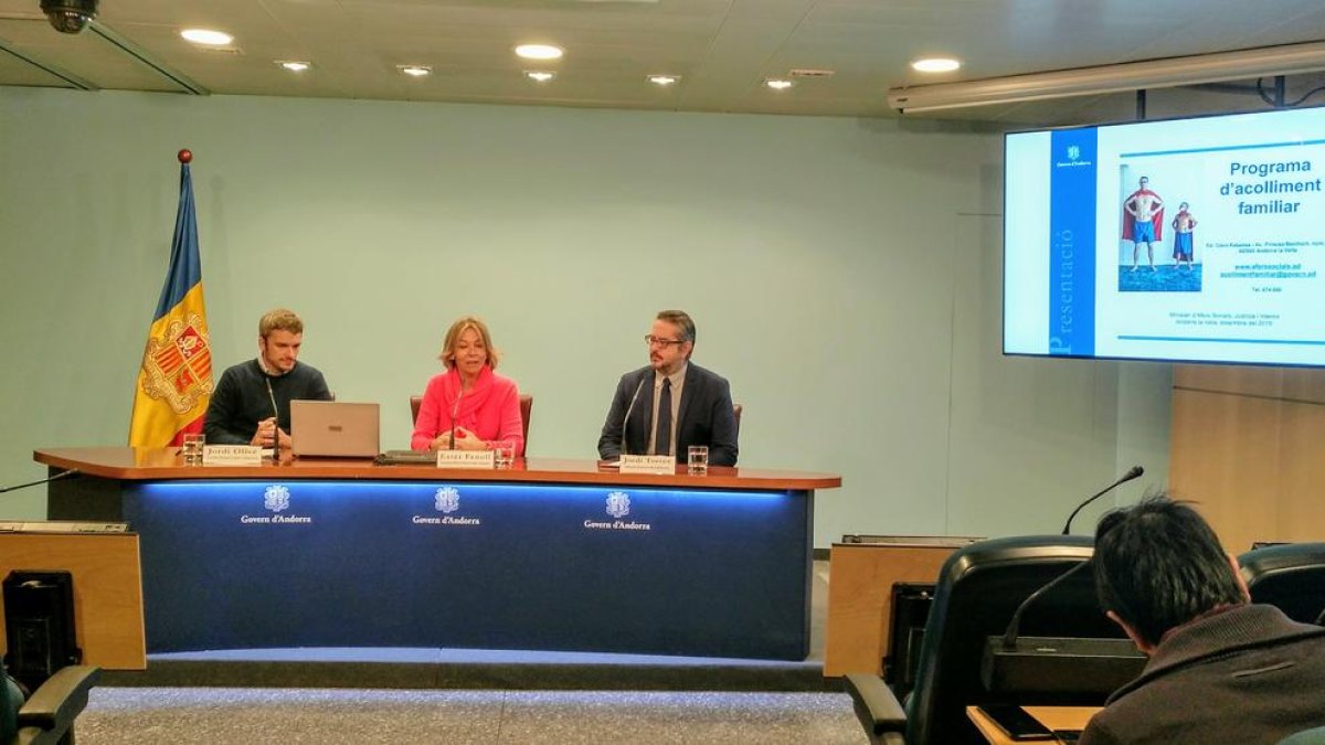 Govern presenta una campanya per promoure les families d'acollida