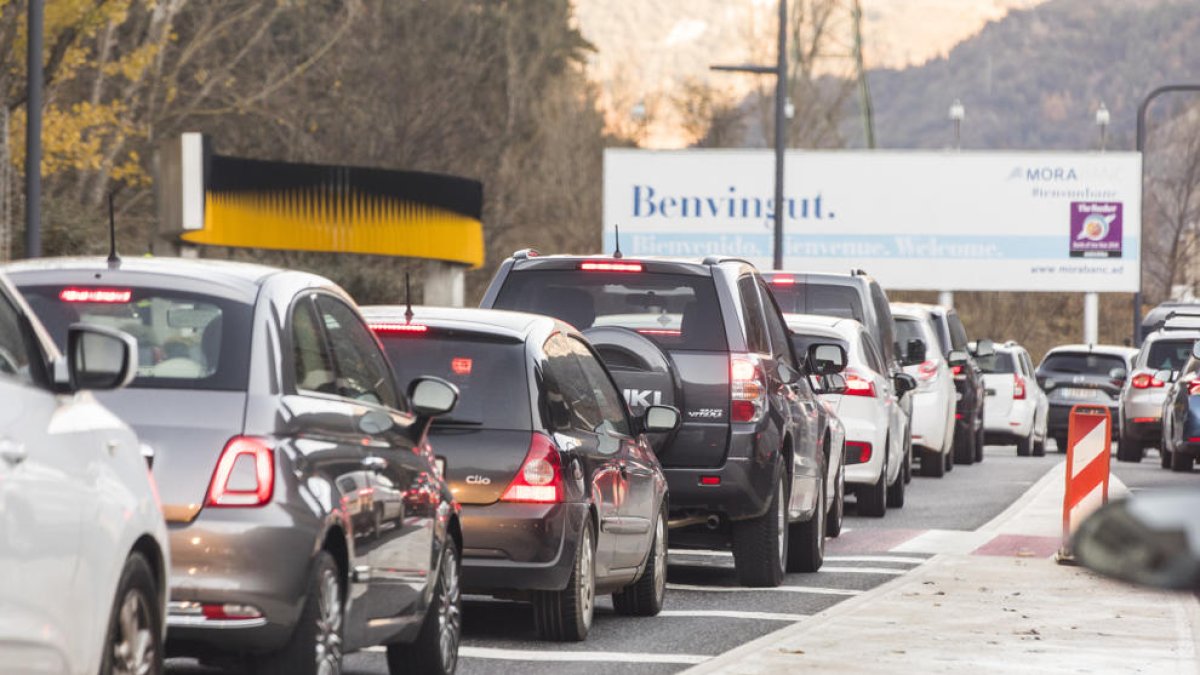 Cues de fins a 11 quilòmetres a la frontera hispanoandorrana